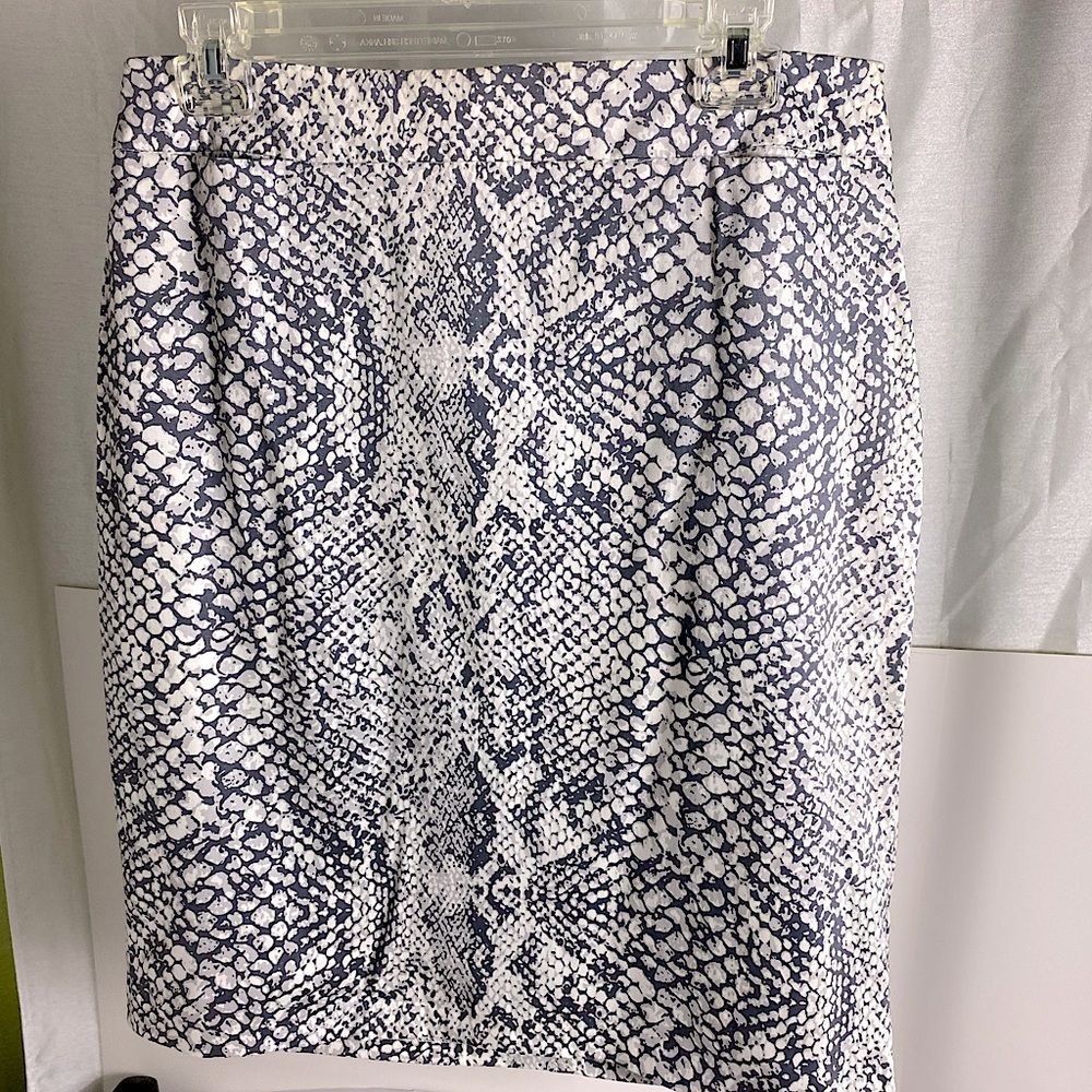 New York and Company Satin Stretch Snakeskin Print Zip Back Pencil Skirt Size 6
